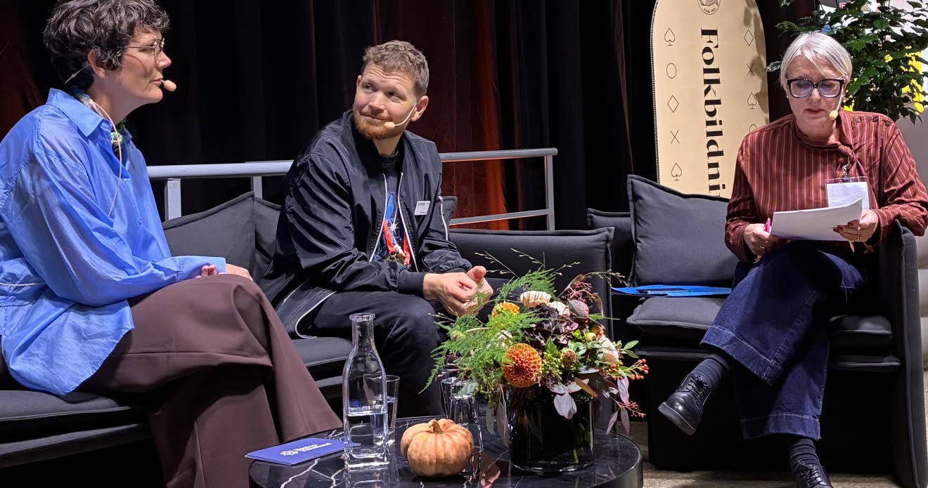 Paneldeltagarna på scen.