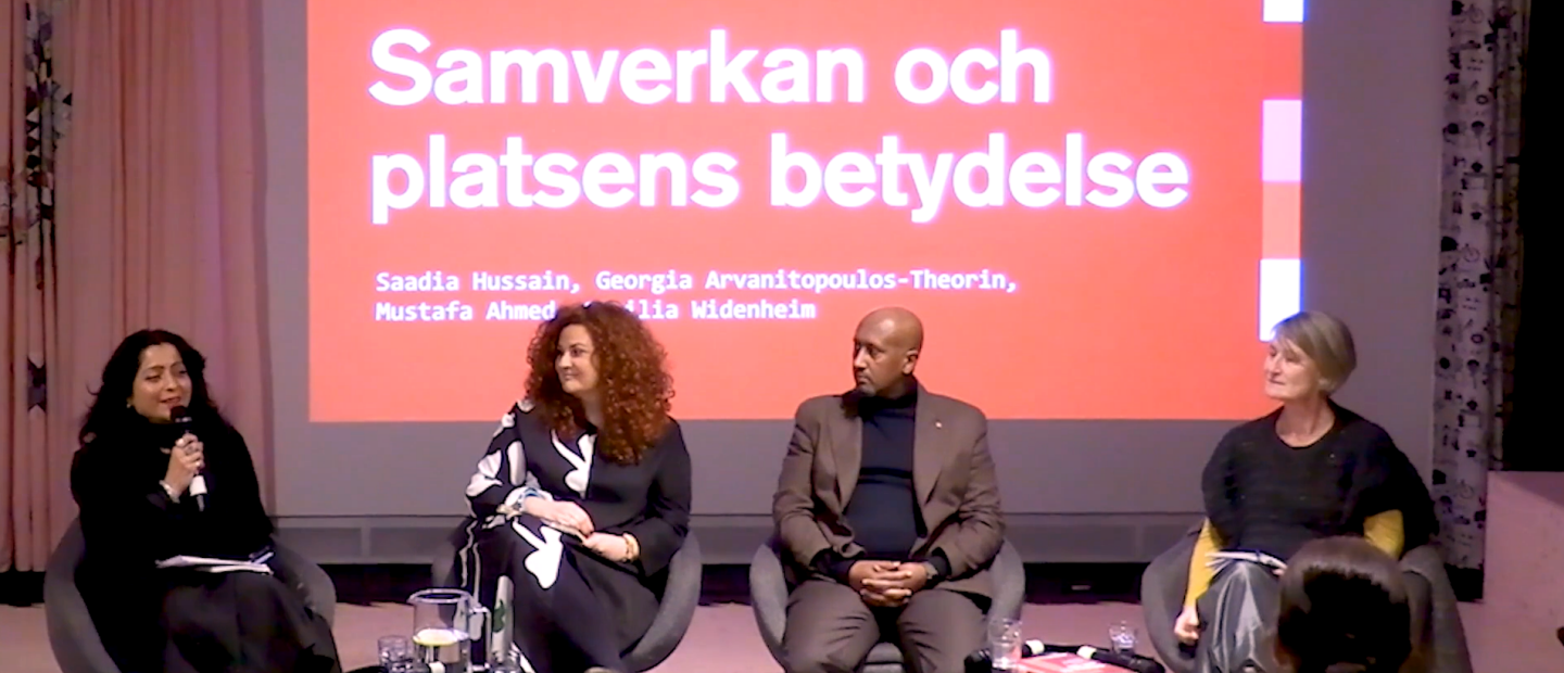 Fyra personer sitter på en scen och samtalar.