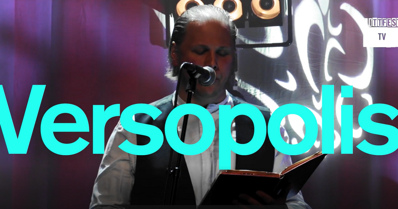 Turkos text med Versopolis, i bakgrunden en man som läser ur en bok på scen..