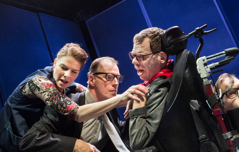 Fyra personer på en scen.