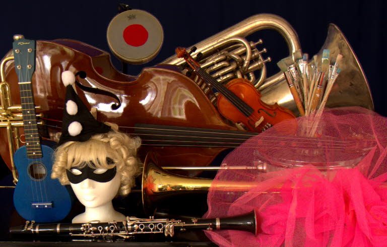 Instrument och andra kulturföremål liggandes på ett piano.