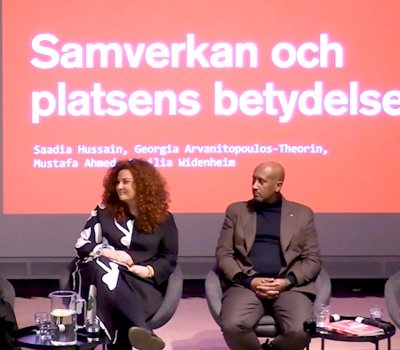 Fyra personer sitter på en scen och samtalar.