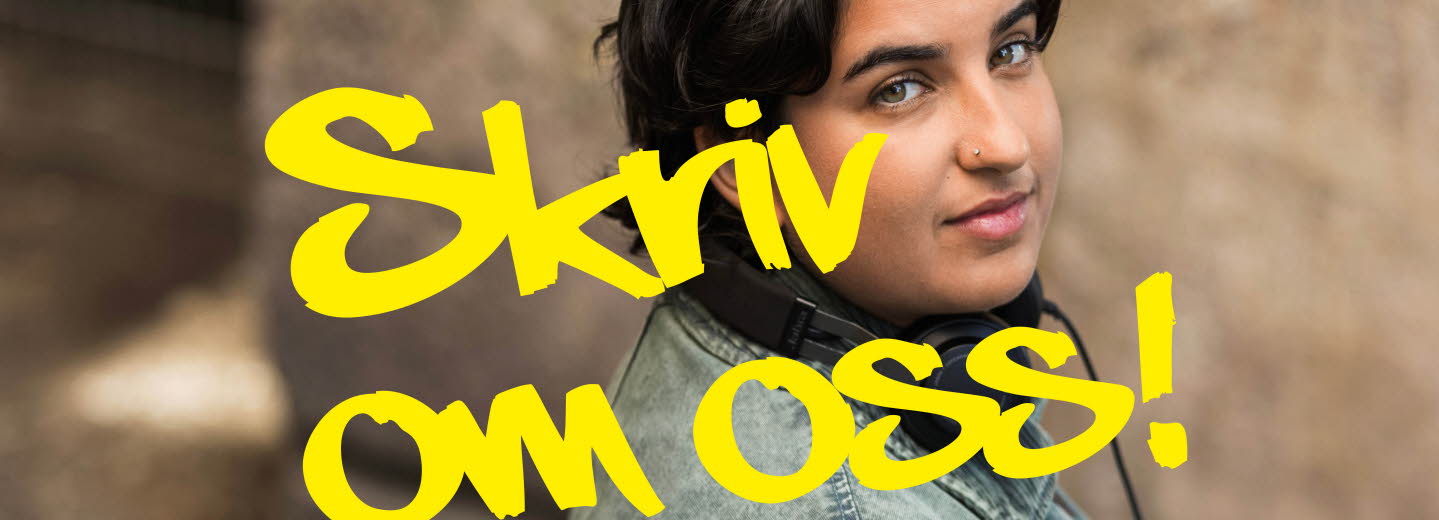 Porträtt av läsambassadören Nioosha Shams. Skriv om oss! står skrivet i bilden.