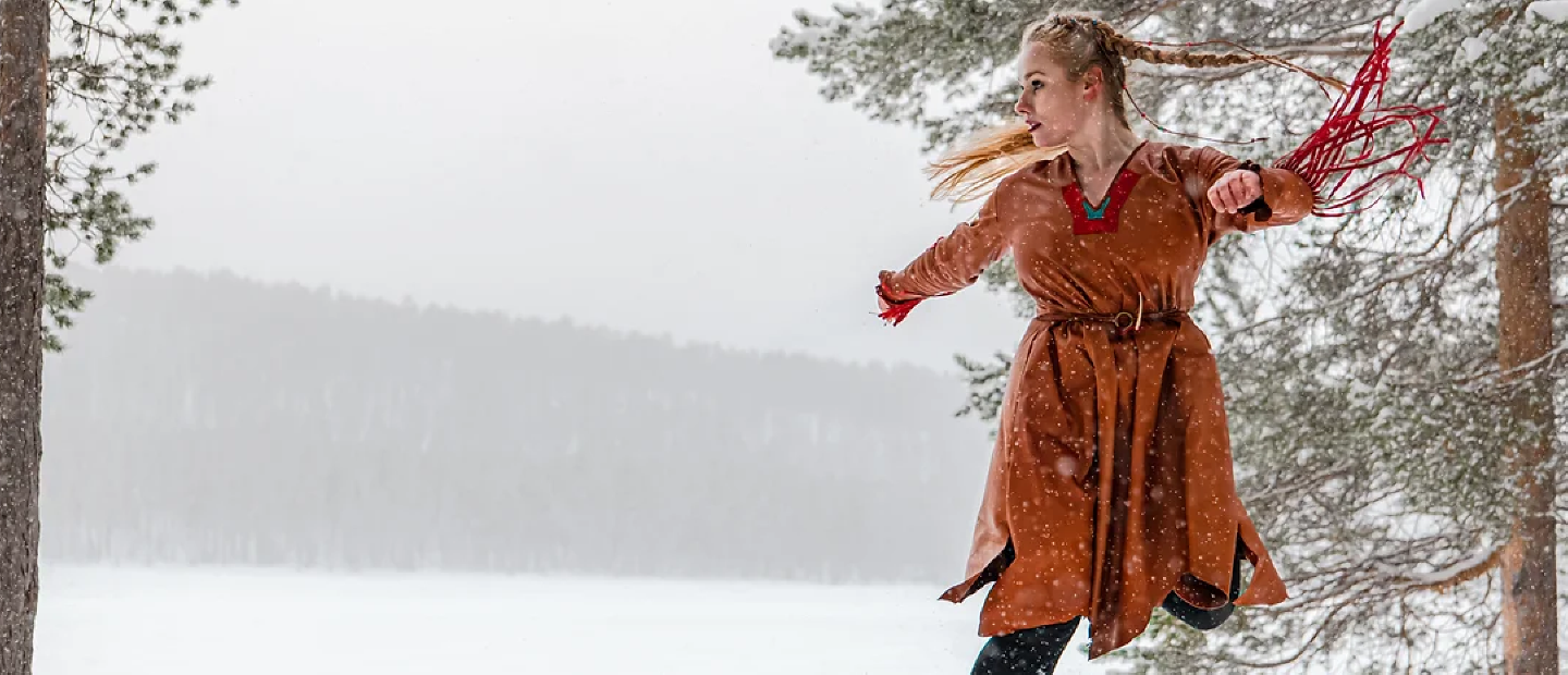 Liv Aira dansar i snö.