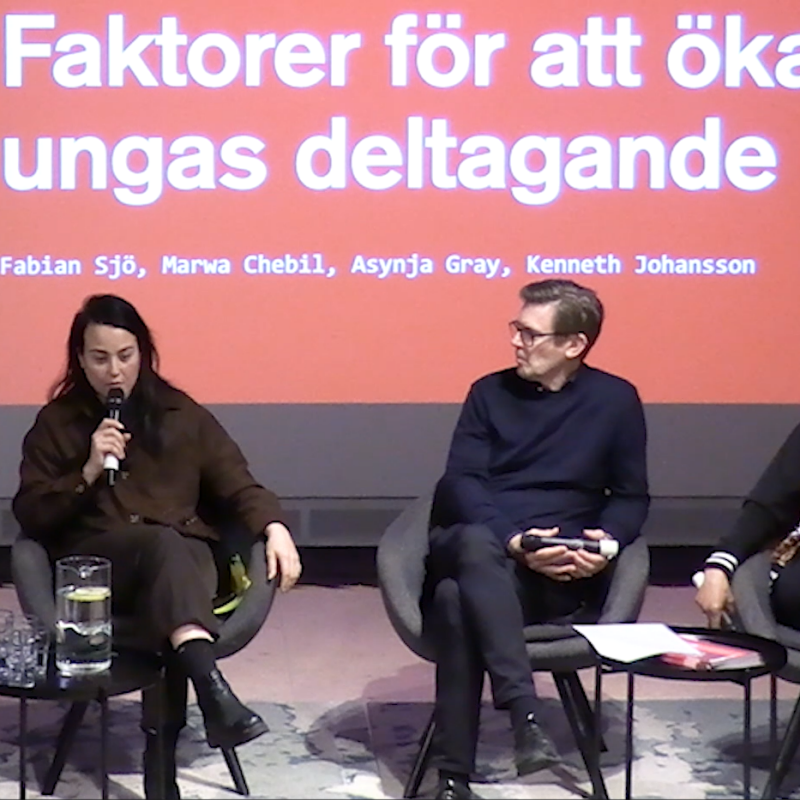 Fyra personer sitter och samtalar på en scen.