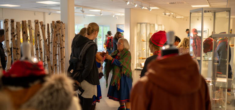 Besökare i Aejlies samiska kulturcentrum i Tärnaby