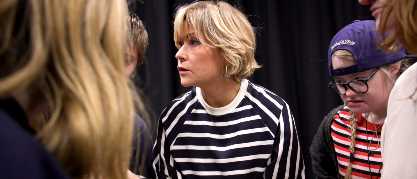 Kvinnlig lärare omgiven av barn.