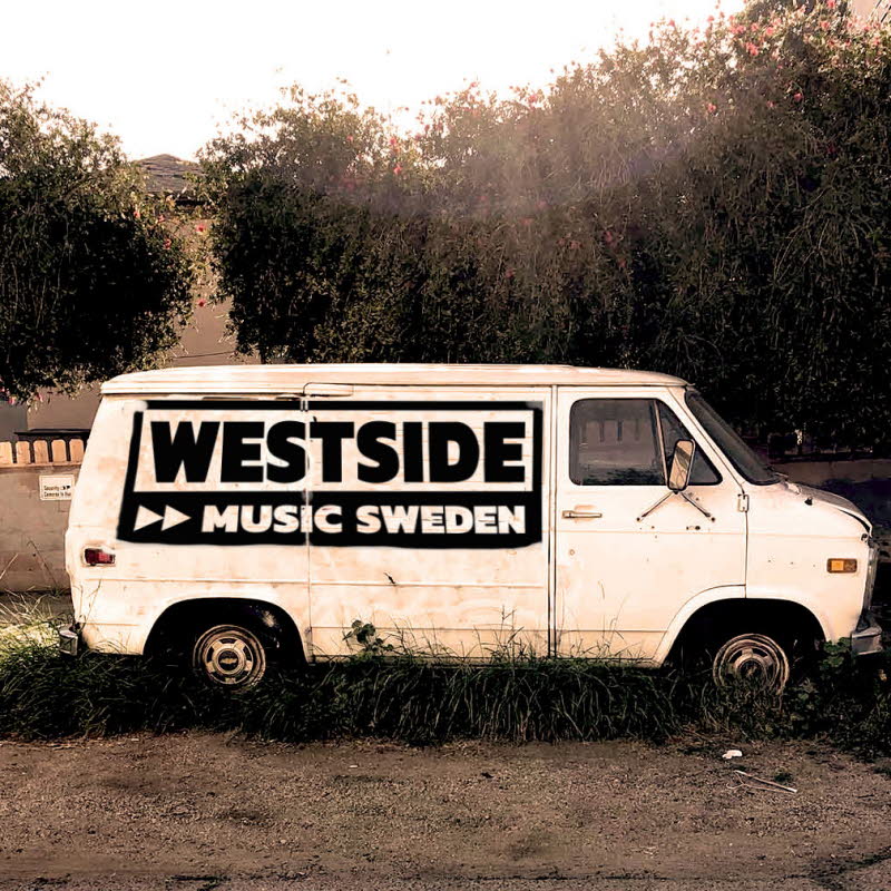 Bild på en vit van med texten "Westside, Music Sweden". Mjuk svart-vit färgskala i brun ton.