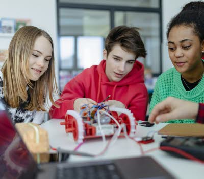 Ungdomar jobbar med elektronik och datorer.