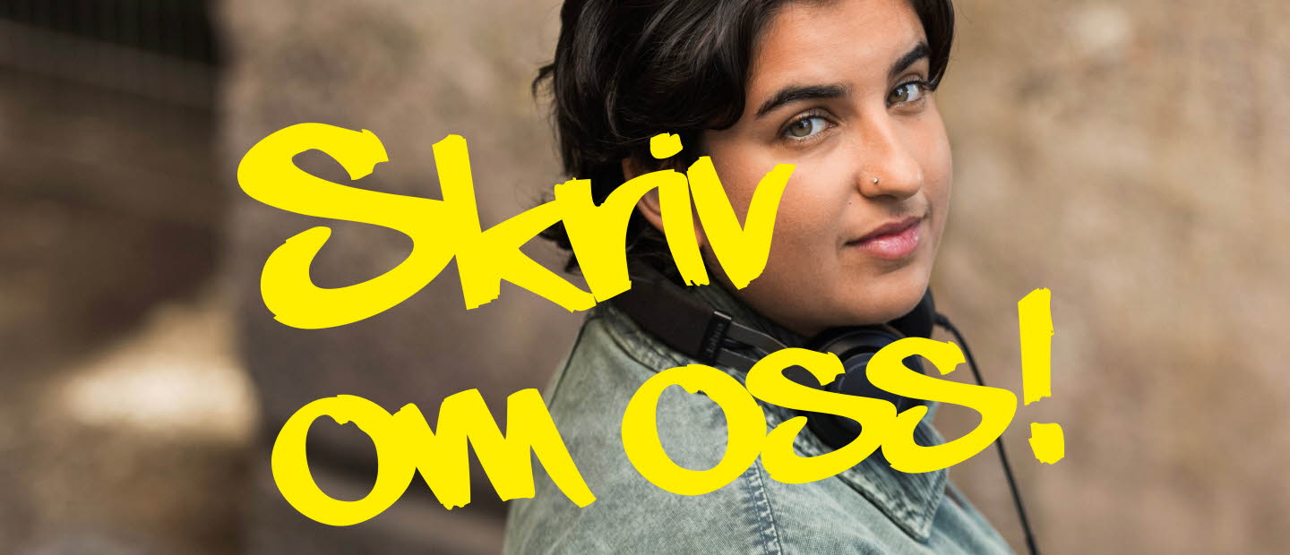 Porträtt av läsambassadören Nioosha Shams. Skriv om oss! står skrivet i bilden.
