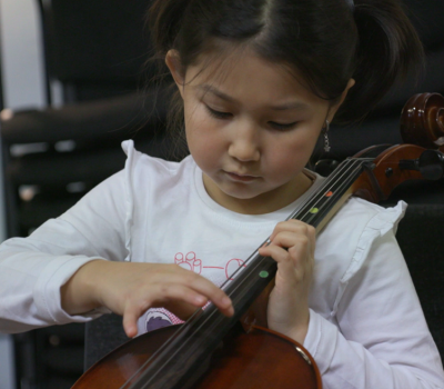 Flicka spelar fiol.