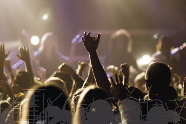 Omslag, bild på händer i luften under en konsert.