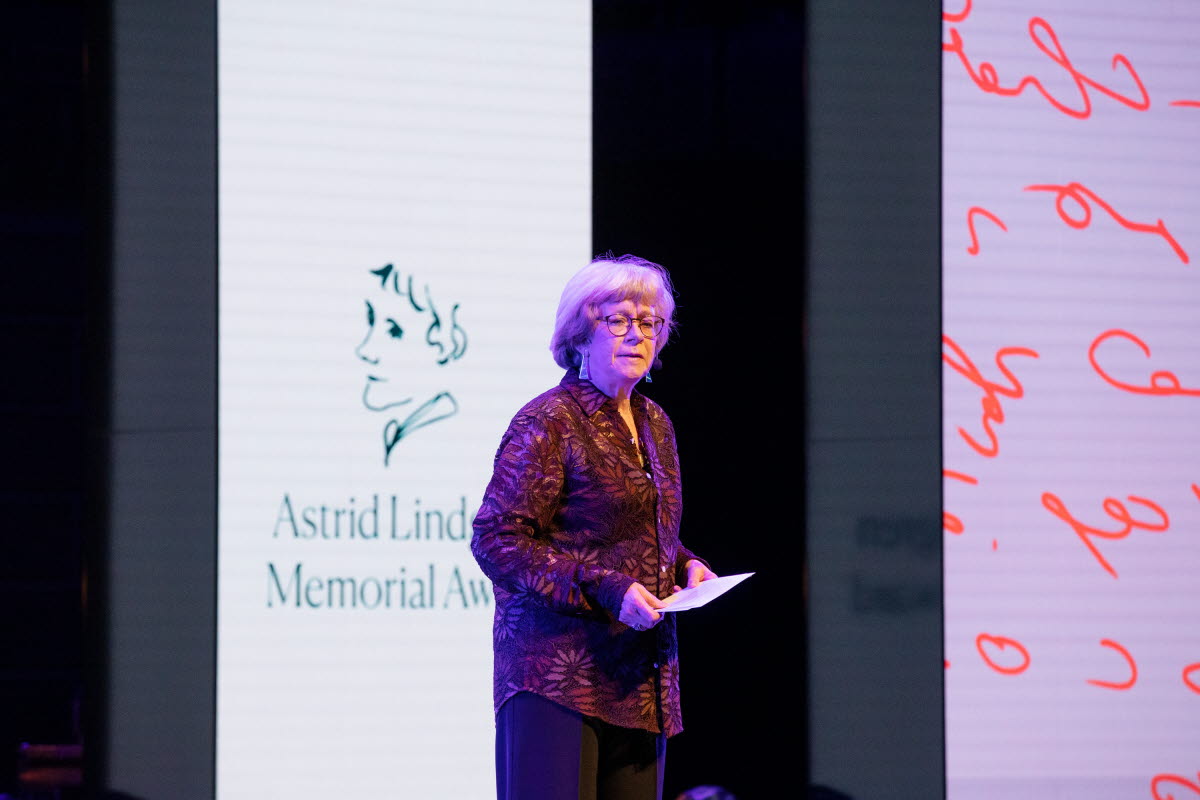 Juryns ordförande Boel Westin håller tal på Astrid Lindgren Memorial Award 2022
