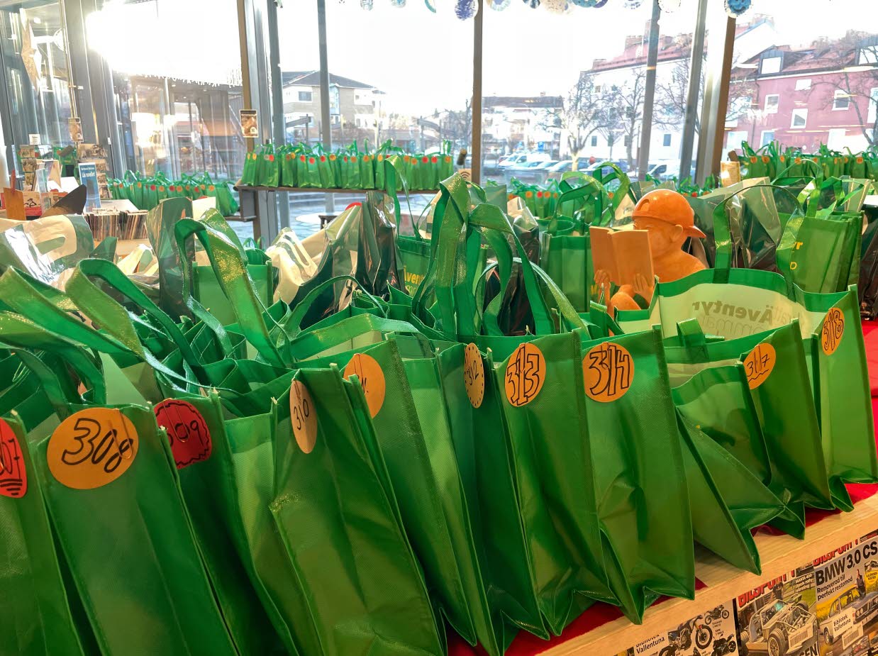 Rader med gröna, numrerade påsar, fyllda med böcker.