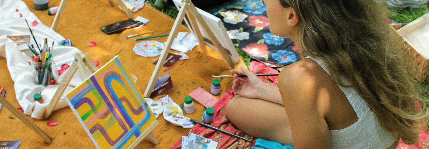 Ungdomar målar utomhus