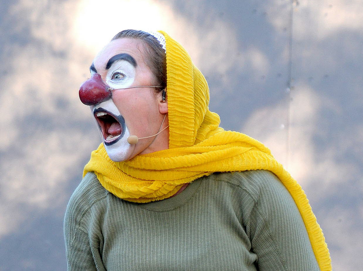 Bortas Josefine Anderson i clownsminkning och en gul stickad sjal. 