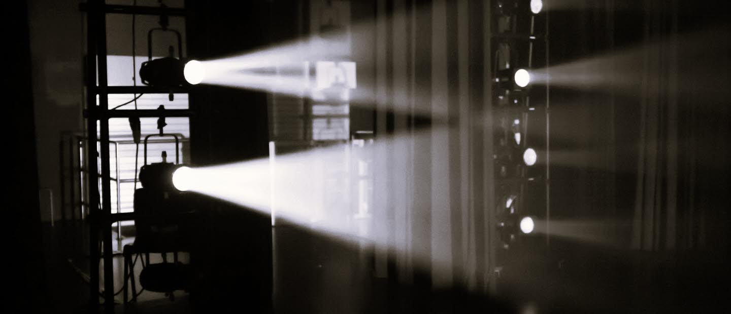 Scenstrålkastare monterade på ställningar.