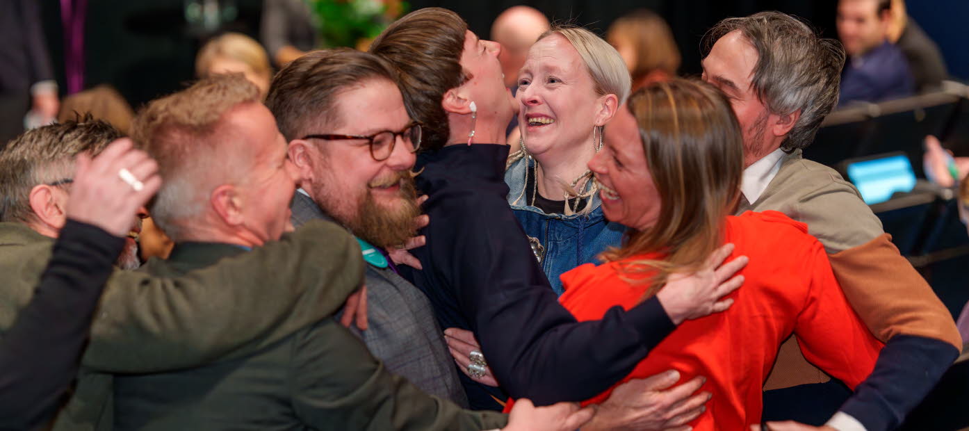 Glad bild där representanter från Kiruna kramas över beskedet. 