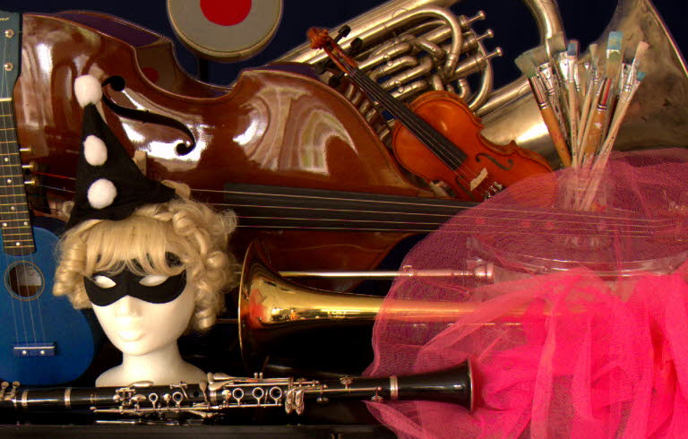 Instrument och andra kulturföremål liggandes på ett piano.