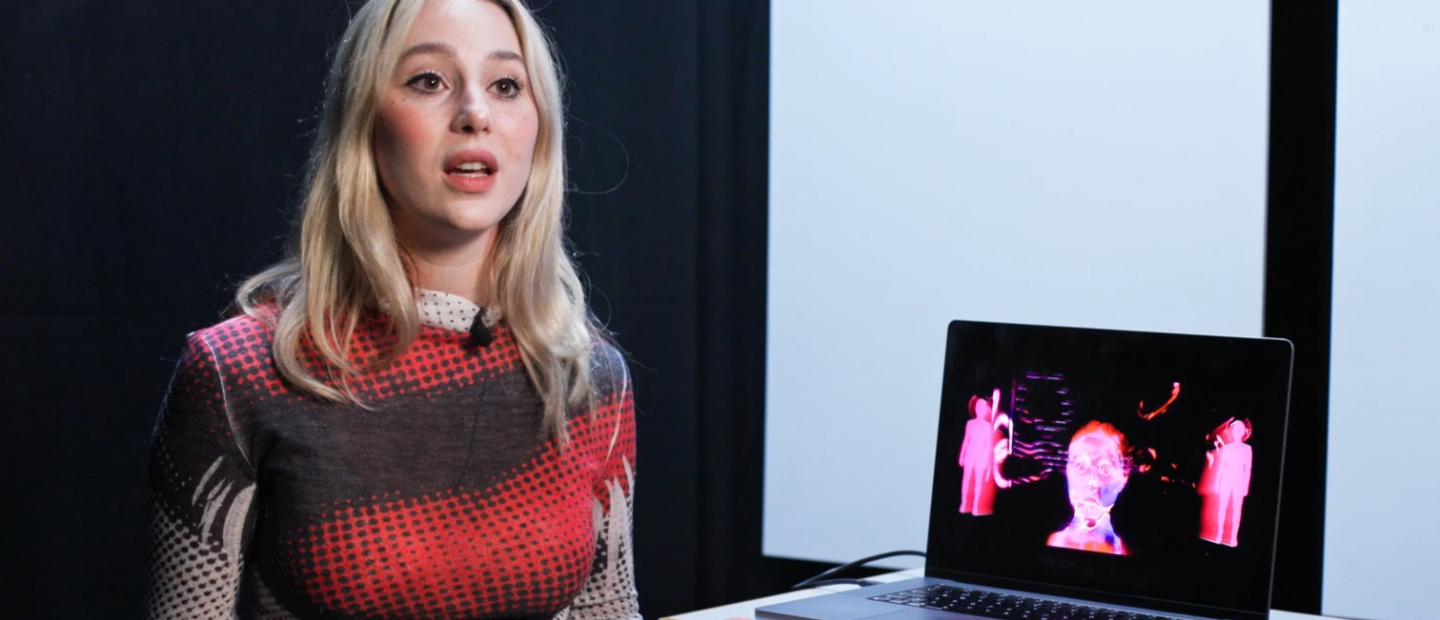 Kvinna talar in i kameran.