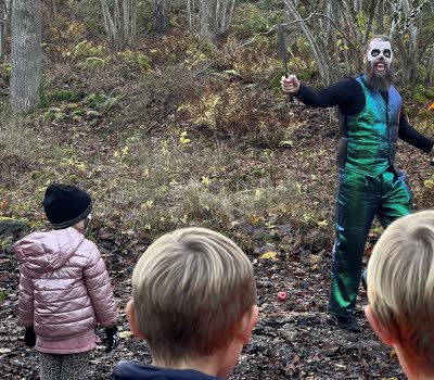 Barn som tar del av föreställning ute i skogen. Fot: Martin Hermansson.