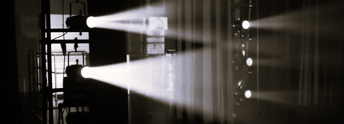 Scenstrålkastare monterade på ställningar.