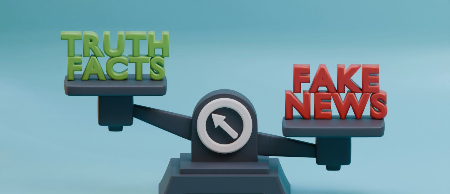 Våg där det står True Facts i grönt på ena sidan och Fake News i rött på den andra. 