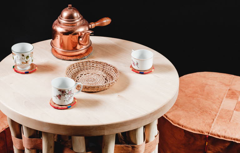 Duodje, samiskt hantverk, ett bord och pallar i trä. på bordet står det en kaffeservis.