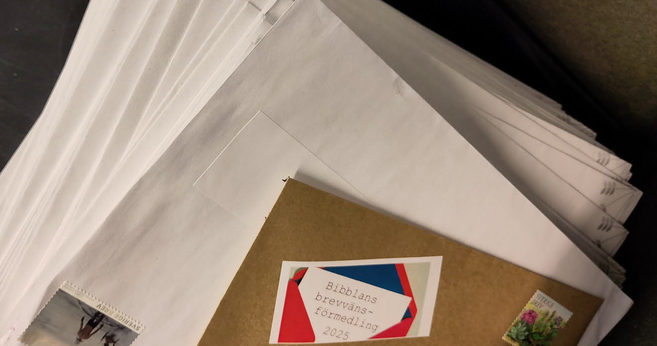 En hög med färdigfrankerade brev.