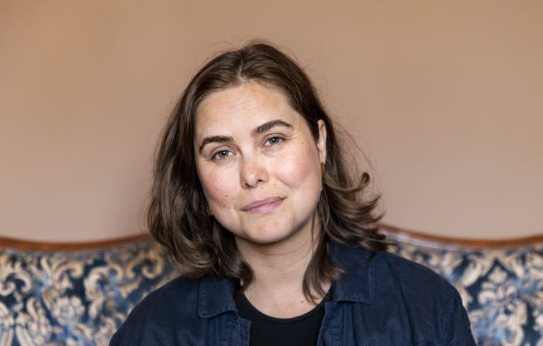 En person sitter i en soffa.