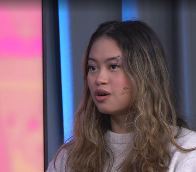 Flicka i filmstudio.