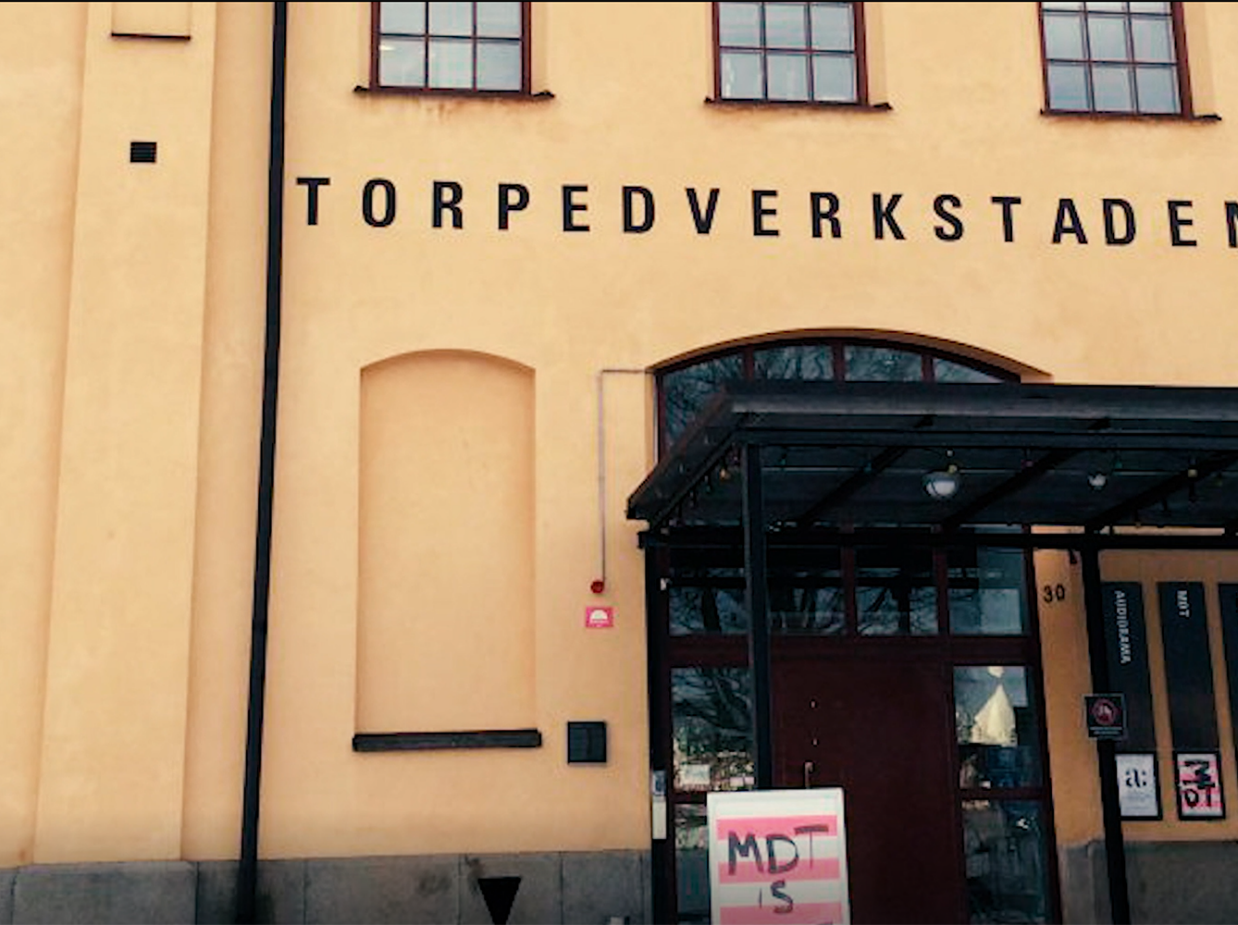 Bild på det gula huset där MDT har sina lokaler.