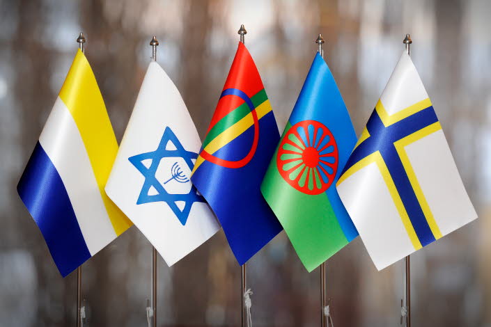 Fem flaggor som representerar Sveriges nationella minoriteter. 