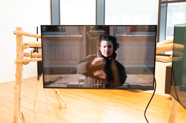 Bildsk&auml;rm monterad p&aring; ett stativ av tr&auml;.