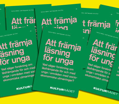 Massor av exemplar av rapporten Att främja läsning för unga.