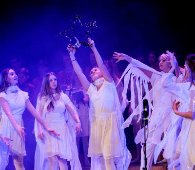 Ungdomar dansar med vita kläder på sig.