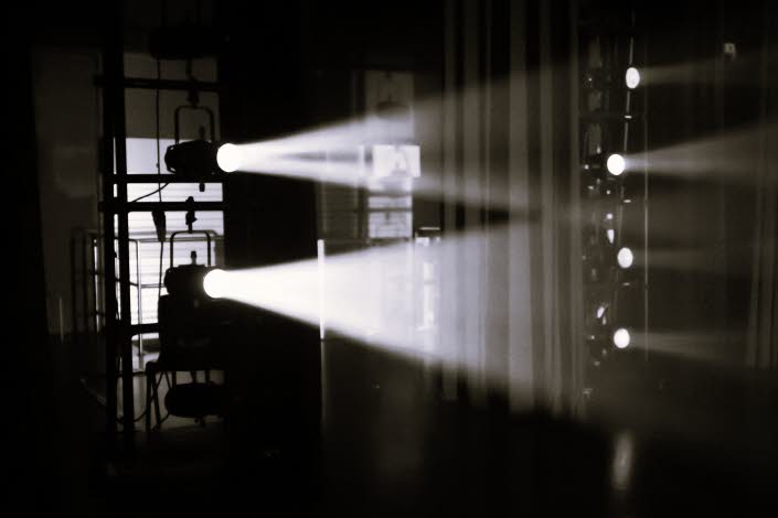 Scenstrålkastare monterade på ställningar.