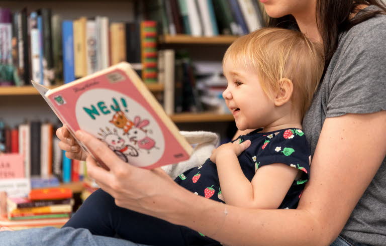 Vuxen som läser för ett barn.