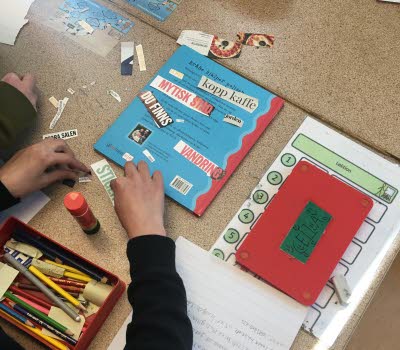 Barn skapar poesi med urklippta ord från tidningar.