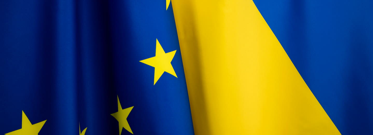 Delar av den ukrainska flaggan och EU-flaggan.