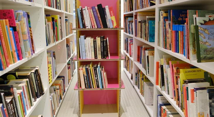 Färgglad hylla med "kulturrådsböcker".