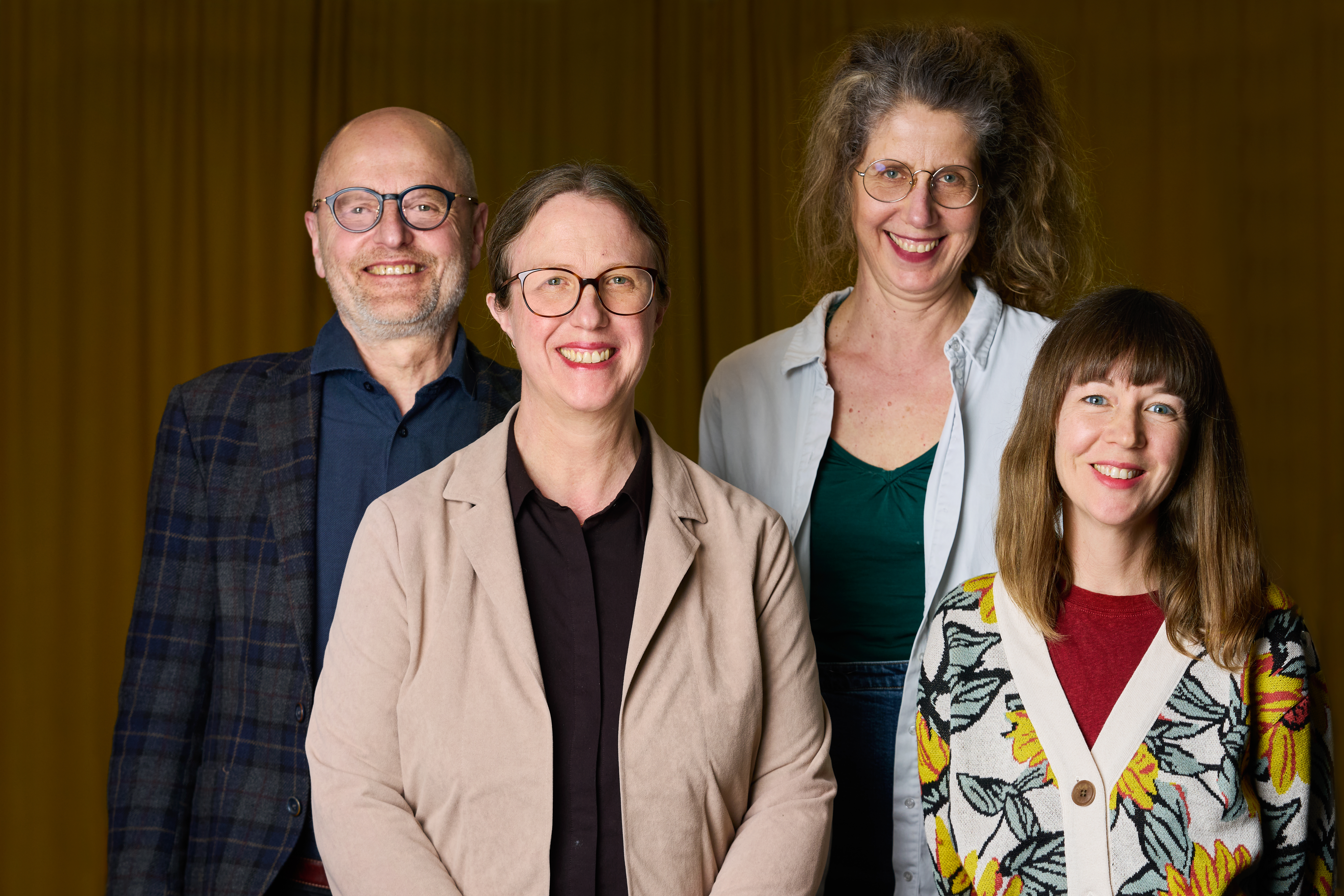 Gruppbild p&aring; fyra medel&aring;lders glada medarbetare, en man och tre kvinnor.