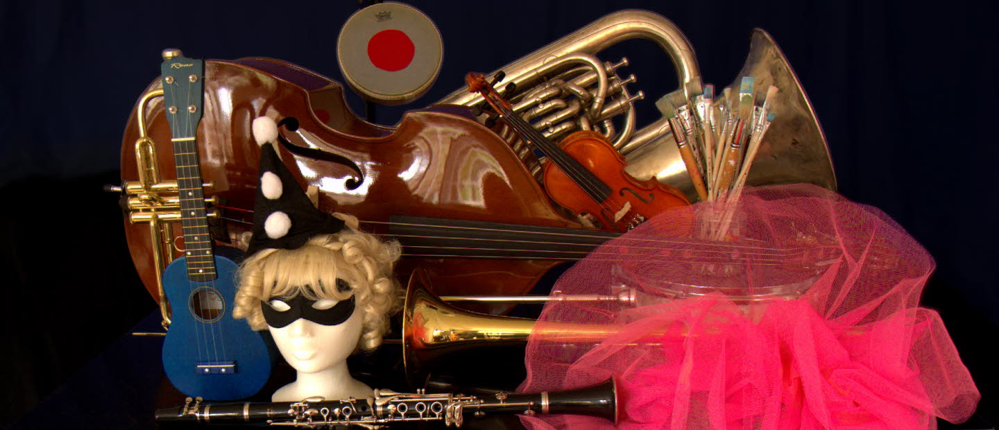 Instrument och andra kulturföremål liggandes på ett piano.