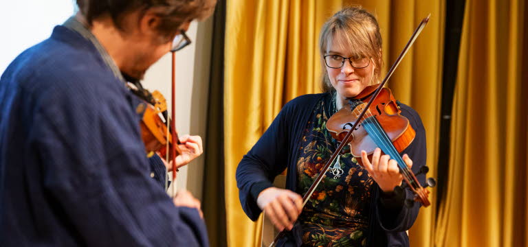 Resanderomska folkmusiker bjuder på musik som visar vårt gemensamma musikarv, i Frantzwagner Sällskapets regi. Foto: Susanne Kronholm. 