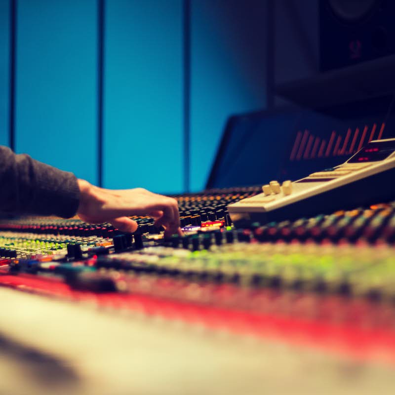 Musikproduktion i studio. Foto: Unsplash.