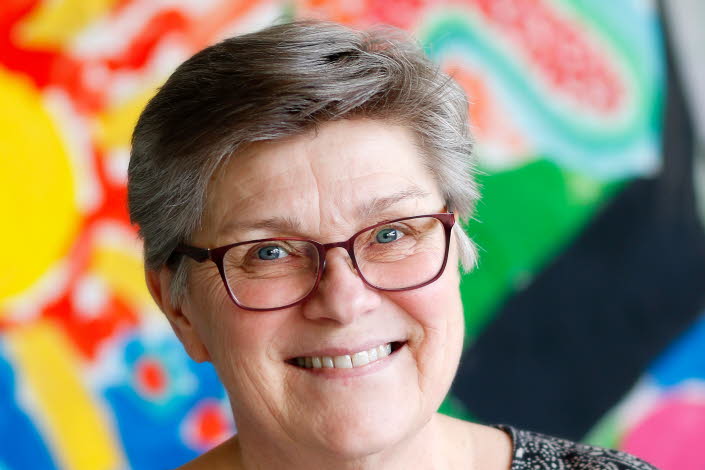 Maria Becker Gruvstedt fotograferad mot en färgglad bakgrund