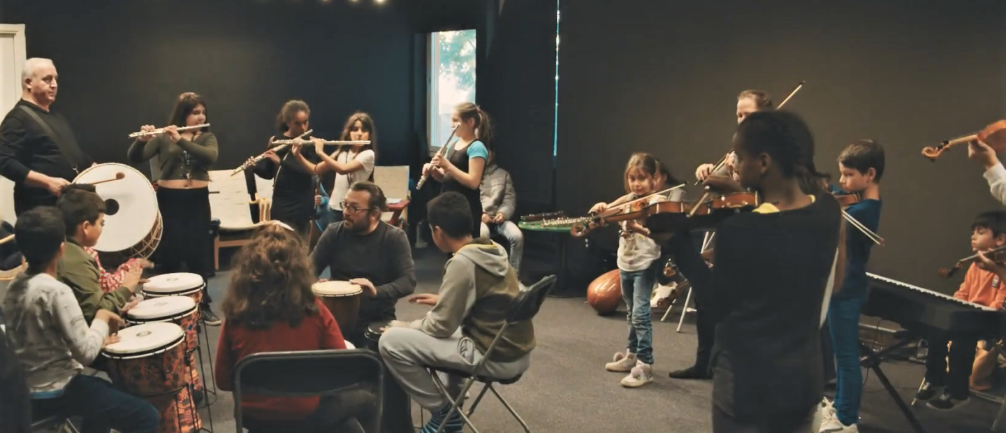 Barn spelar olika instrument tillsammans