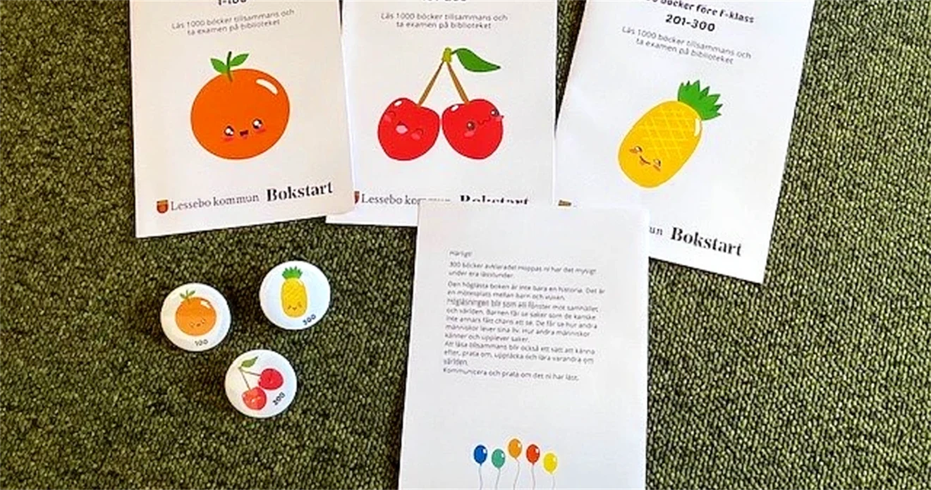 Foldrar och pins med glada frukter från projektet 1000 böcker för F-klass.