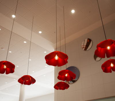 Ljuddämpande taklampor med formen av vallmoblommor, på Hässleholms stadsbibliotek.