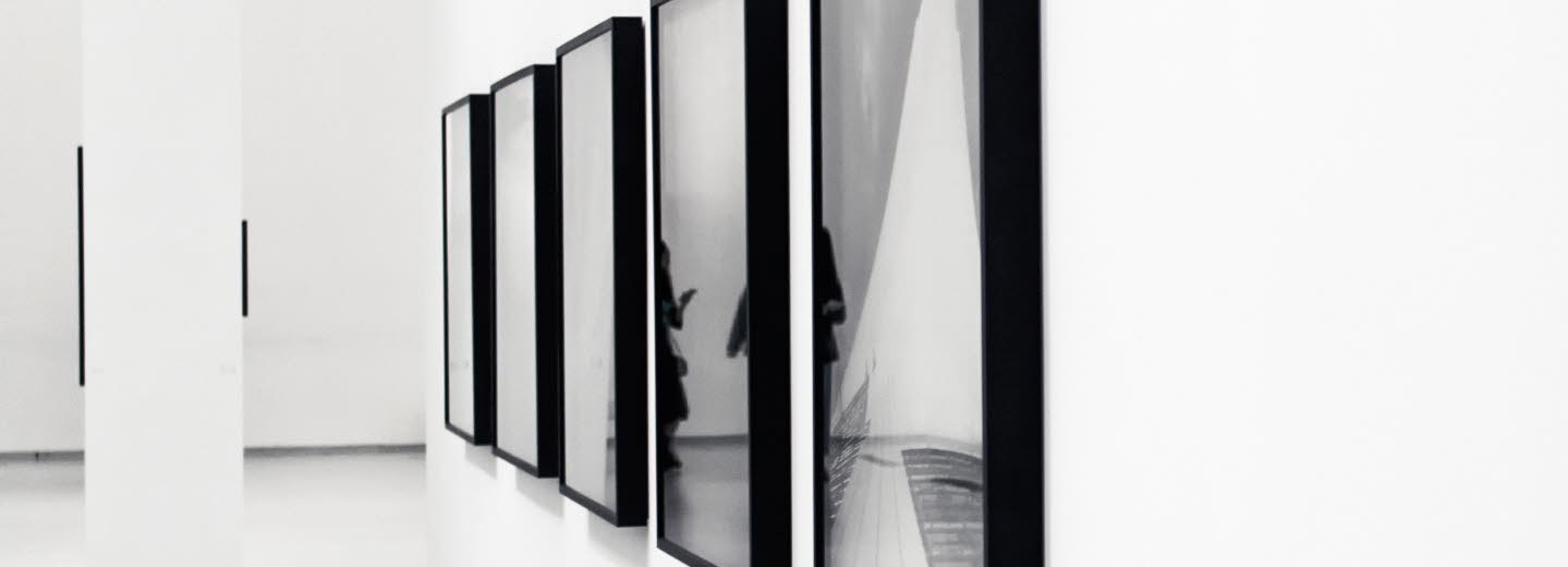 Svartvita fotografier på ett galleri.
